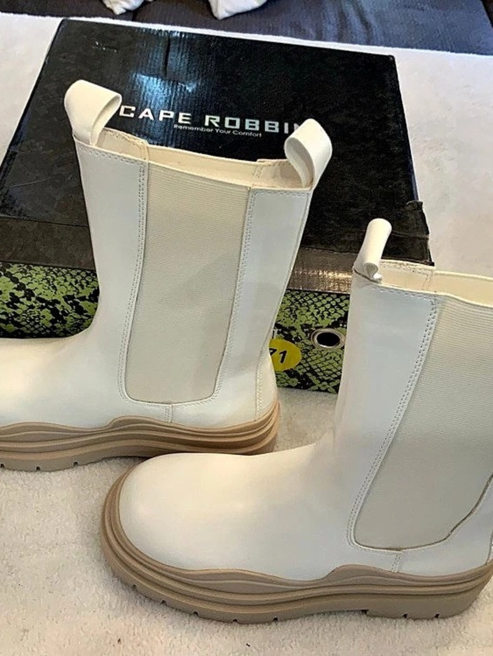 Cape Robbin White Chelsea Boots new size 8 sku 3396